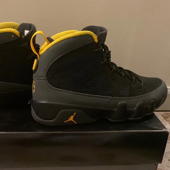 University gold 9 aka the Batman display picture 2